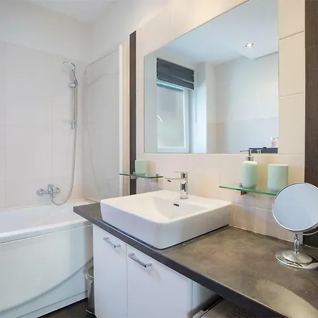 Luxury 2bdr With Private Swimming Pool, And Parking
