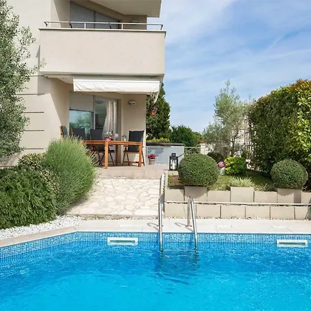 Apartmán Luxury 2bdr With Private Swimming Pool, And Parking *
